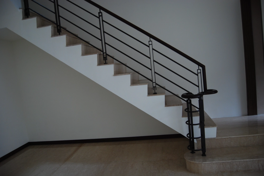 台中北屯｜高級別墅不銹鋼造型樓梯扶手-本案位於台中北屯高級別墅，樓梯採不銹鋼造型欄杆設計，線條俐落穩重，搭配圓弧細節收邊，兼具安全防護與整體空間質感，展現住宅高端品味。