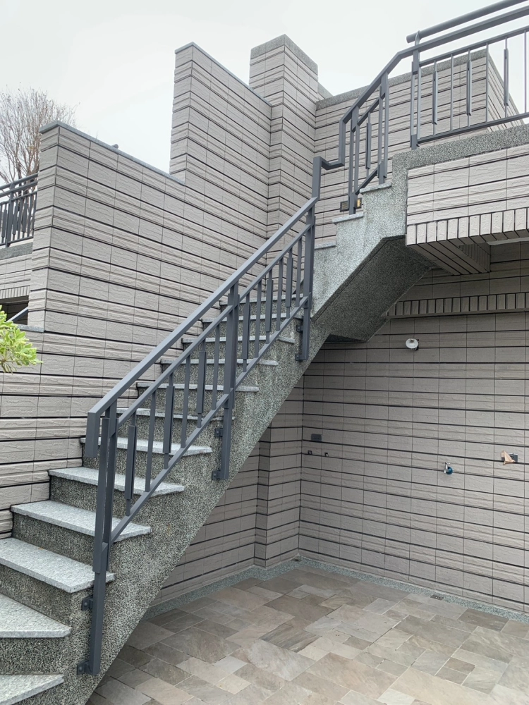 台中梧棲｜公共空間室外不銹鋼樓梯扶手-本案位於台中梧棲公共空間，採用不銹鋼樓梯扶手搭配室外欄杆設計，結構穩固耐候，線條簡潔俐落，兼顧行走安全與整體建築外觀一致性。