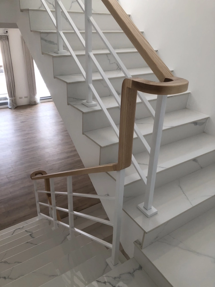 台中梧棲｜室內不銹鋼樓梯扶手-本案位於台中梧棲，室內樓梯採不銹鋼結構搭配轉角造型扶手，線條流暢、握感舒適，兼顧安全性與空間美感，提升住宅整體質感。