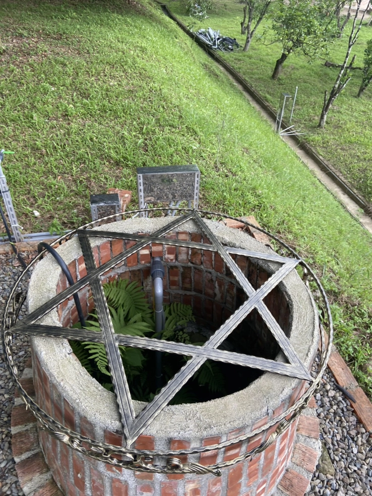 不銹鋼客製化古井鐵件裝飾蓋設計｜新竹北埔-本案位於新竹北埔基督教農園，針對古井安全與美觀需求，設計大衛之星造型鐵件遮蔽，兼具防護功能與宗教意象，提升整體環境特色與安全性。