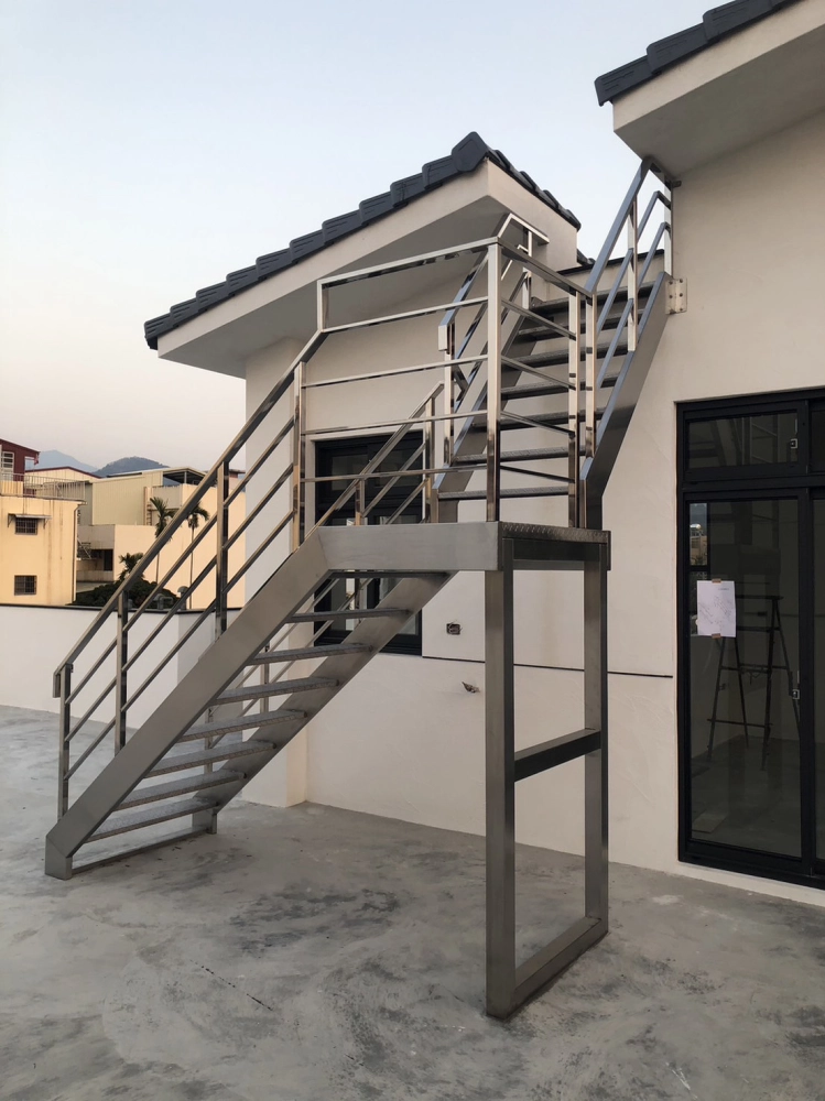 現代簡約不銹鋼樓梯｜台中北屯-住宅頂樓採用客製化不銹鋼樓梯設計，以俐落線條結合耐候材質，展現現代簡約風格，兼具安全性、穩固性與空間美感。