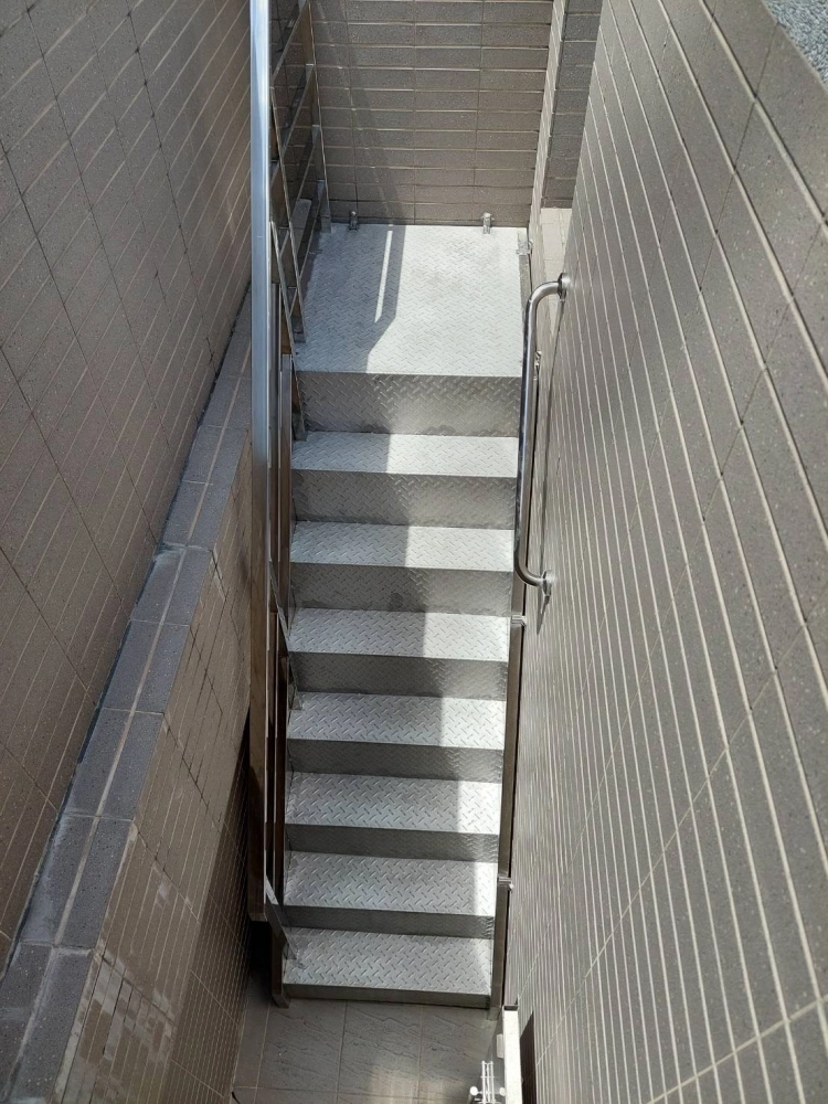 工業風不銹鋼樓梯工程｜台中北屯-頂樓露台採用客製化不銹鋼樓梯，搭配止滑踏板與簡約扶手設計，兼具耐候、防鏽與安全機能，展現俐落工業美學。
