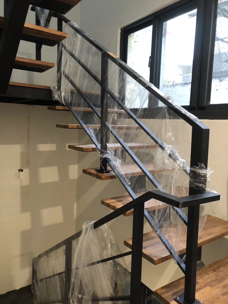 現代工業風不銹鋼鋼骨梯｜台中西區-室內採用客製化不銹鋼鋼骨梯，結合鋼骨結構與實木踏板設計，展現現代工業風格，兼具穩固安全與空間美感。
