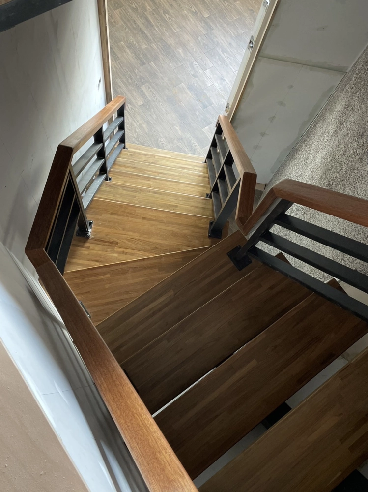 現代風不銹鋼鋼骨梯｜彰化市-幼稚園室內採用客製化不銹鋼鋼骨梯，搭配木質踏板與穩固扶手設計，兼顧孩童安全與空間質感，展現俐落現代風格。