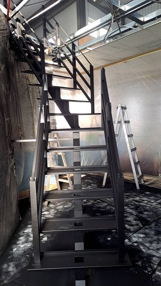 俐落黑鐵不銹鋼鋼骨梯｜彰化市-室內地下室採用客製化不銹鋼鋼骨梯，俐落黑鐵線條結合穩固結構設計，兼具耐用安全與現代工業風空間質感。

