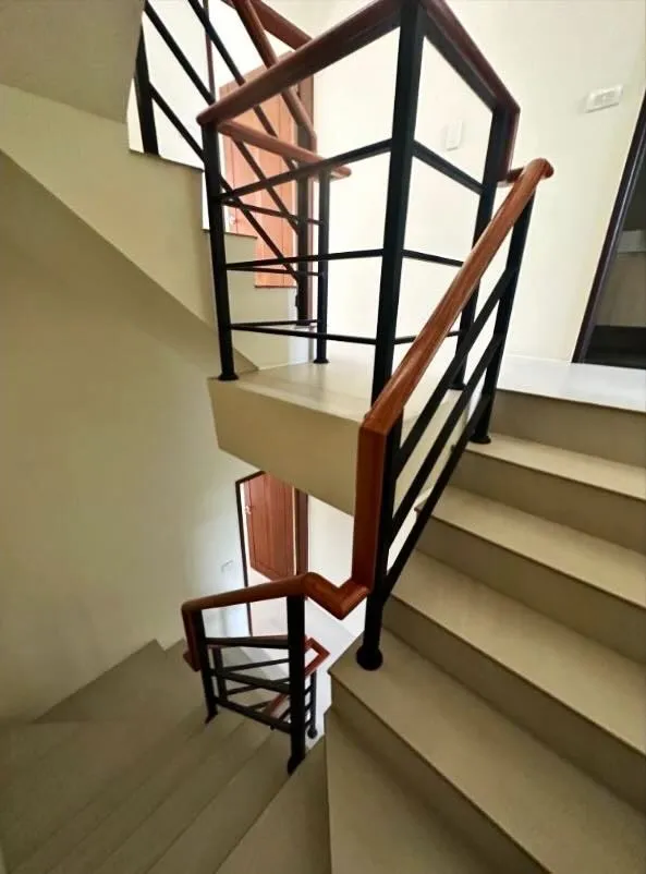 台中潭子｜住宅不銹鋼樓梯扶手工程-本案位於台中潭子住宅，樓梯採不銹鋼結構搭配實木扶手，轉角細節精緻，線條穩重俐落，兼顧安全防護與居家整體美感。