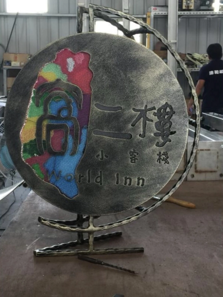 不銹鋼客製藝術民宿櫃台展示燈設計｜花蓮-本案位於花蓮民宿，櫃台展示燈以鐵件結合壓克力板設計，融入台灣意象與在地文化元素，讓國外旅客透過視覺認識台灣，提升空間特色與民宿記憶點。