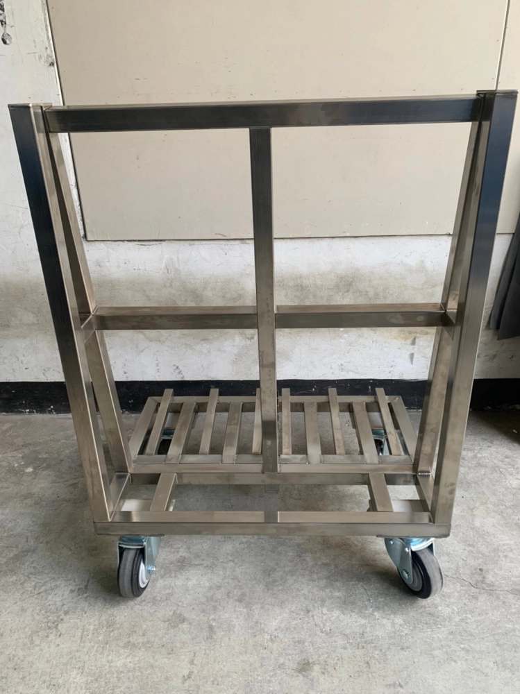 玻璃推車鐵件架設計｜台中北屯-本案位於台中北屯，客製化打造玻璃推車專用鐵件架，結構穩固且方便移動與收納，兼顧實用性與整體美觀，提升作業效率與空間整潔度。