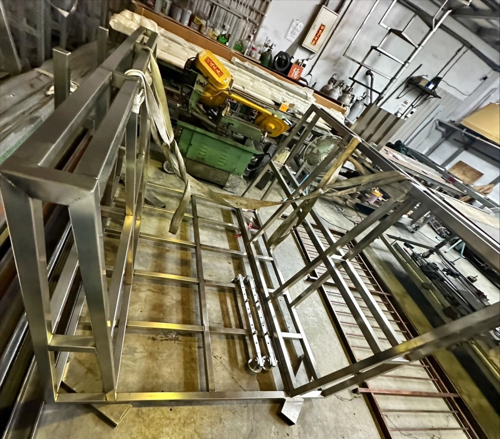 玻璃車載鐵件架設計｜台中北屯-本案位於台中北屯，客製化打造玻璃車載鐵件架，強化結構穩定與載運安全，提升搬運效率，適用於大型玻璃運輸需求，兼顧耐用與實用性。