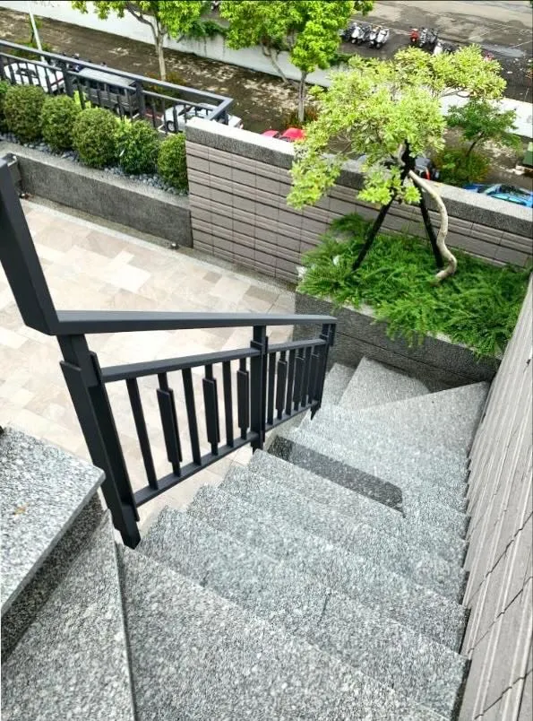 新竹竹北｜室外不銹鋼樓梯扶手-本案位於新竹竹北，施作室外不銹鋼樓梯扶手，採霧黑造型設計，線條簡潔穩固，耐候不易鏽蝕，兼顧戶外安全防護與景觀整體美感。