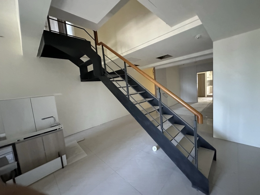 不銹鋼樓梯／鋼骨梯