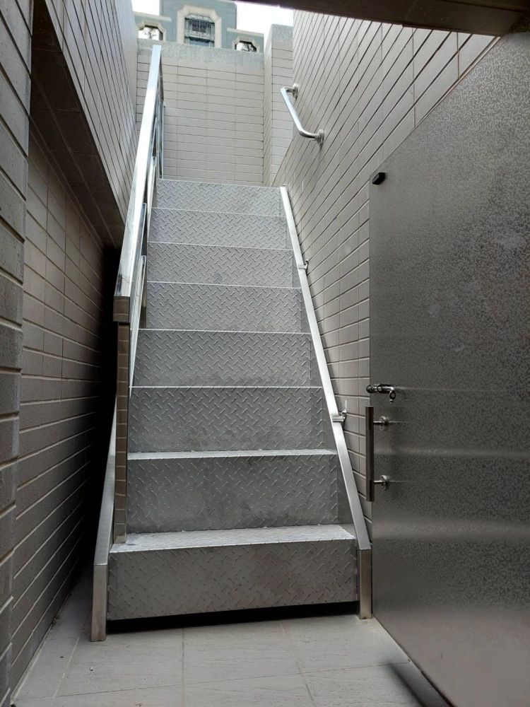 不銹鋼樓梯／鋼骨梯
