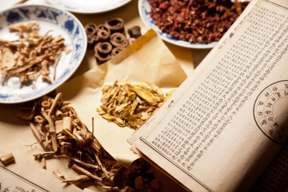 應酬熬夜狂爆肝？皮膚發癢、睡不飽，可能不是肝壞了，而是「這裡」在求救！