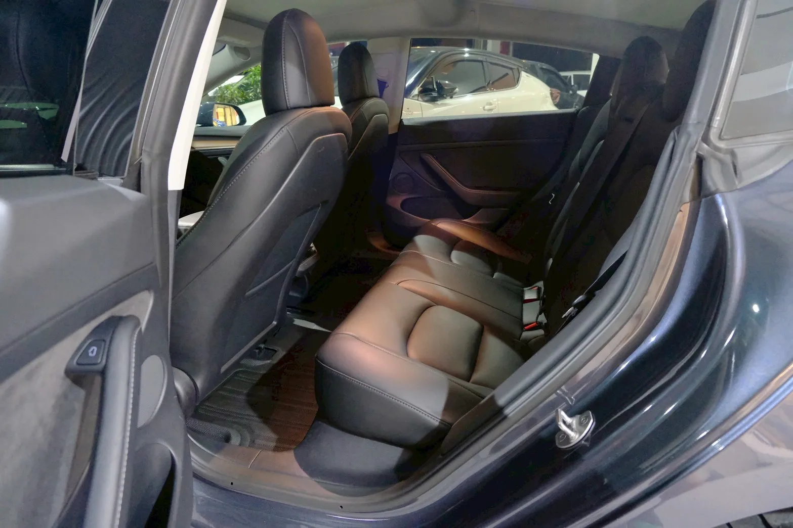 ⚪ 2022 Tesla Model 3 標準版 灰色