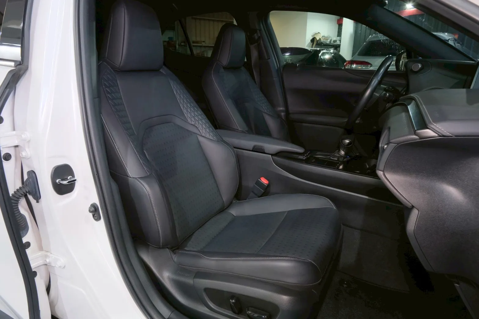 ⚪ 2020 Lexus UX 250h 豪華版 白色