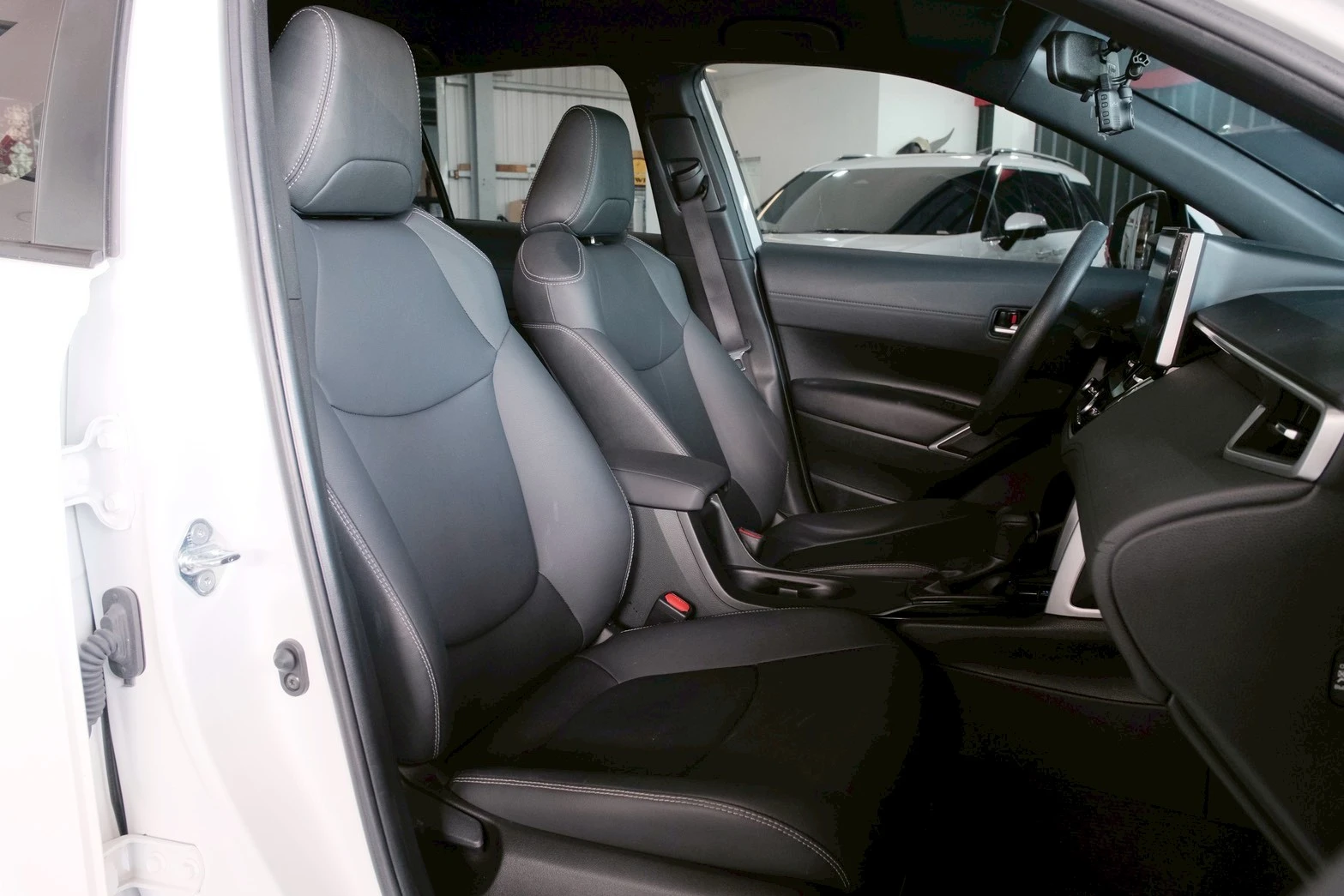 ⚪ 2023 Toyota Corolla Cross 1.8 汽油尊爵版 白色