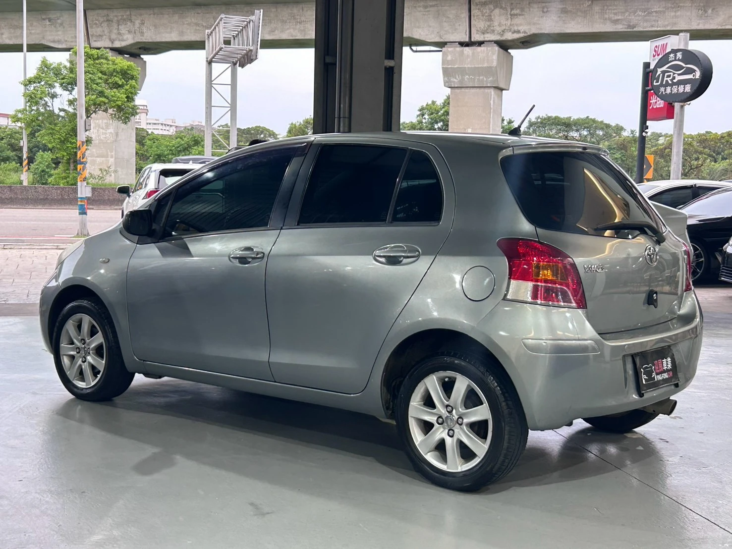 ⚪ 2011 Toyota Yaris 1.5 E 灰色