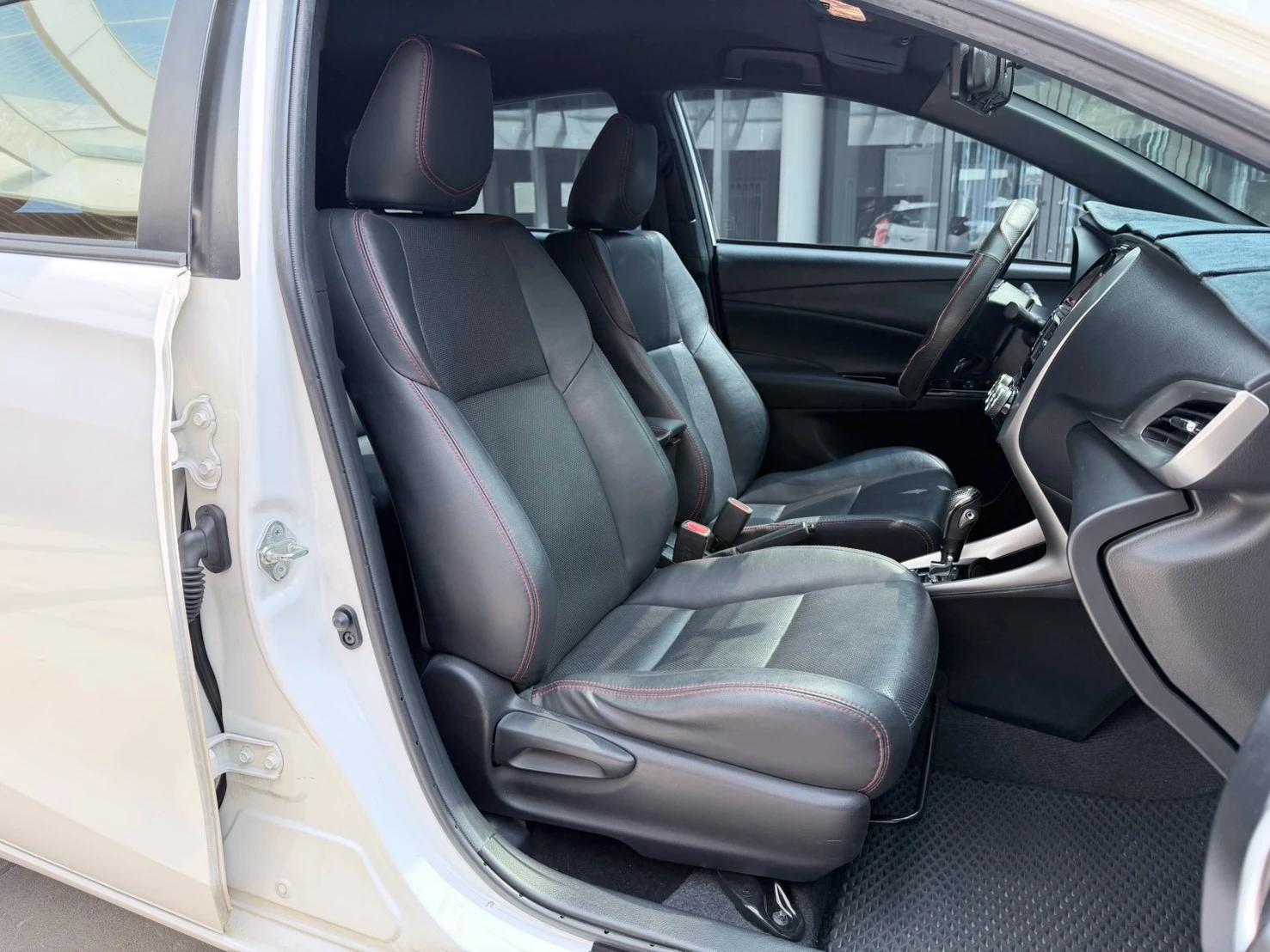 ⚪ 2020 Toyota Yaris 1.5 S版 白色