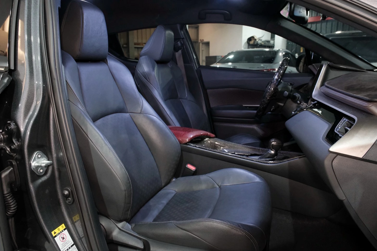 ⚪ 2018 Toyota C-HR 豪華 灰色