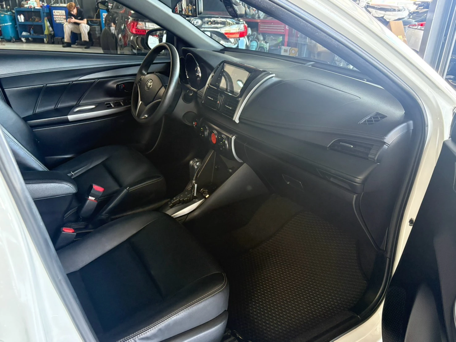 ⚪ 2015 Toyota Yaris 1.5 豪華 白色