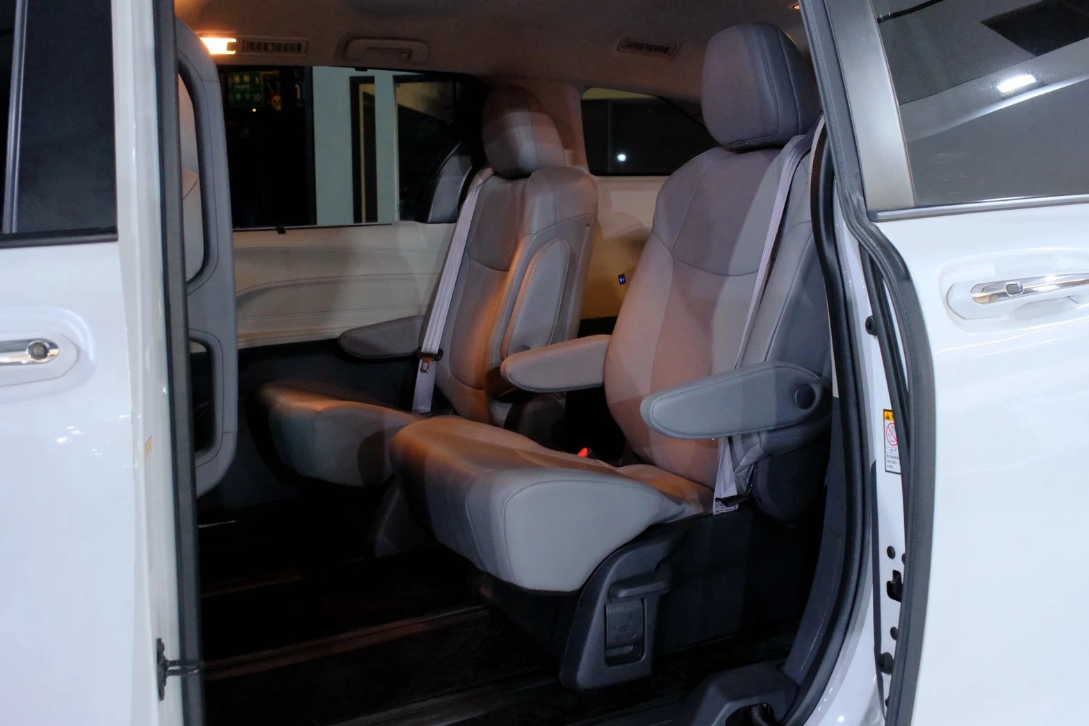 ⚪ 2022 Toyota Sienna 2.5 Hybrid 旗艦版 白色