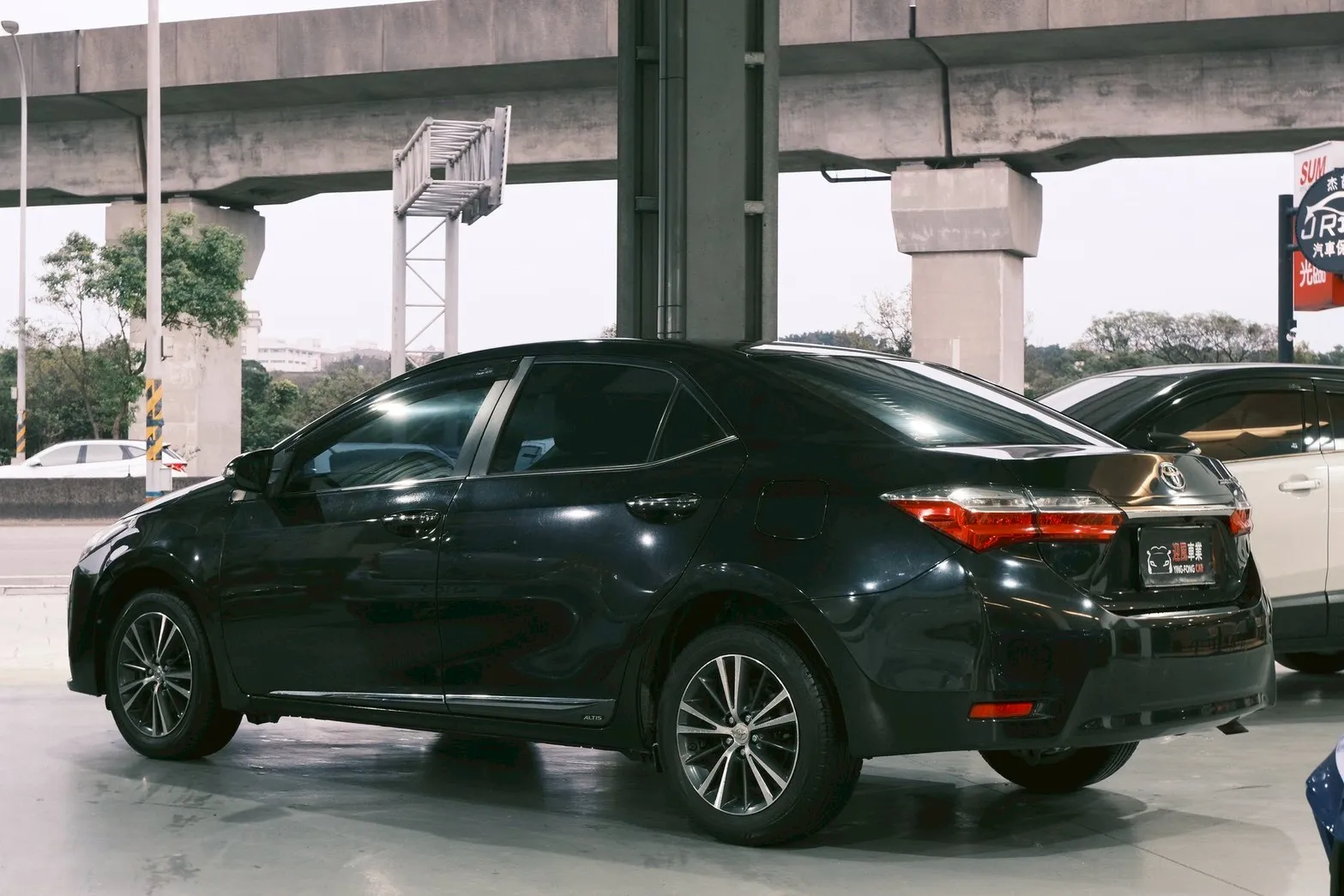 ⚪ 2017 Toyota Corolla Altis 1.8 豪華版 黑色