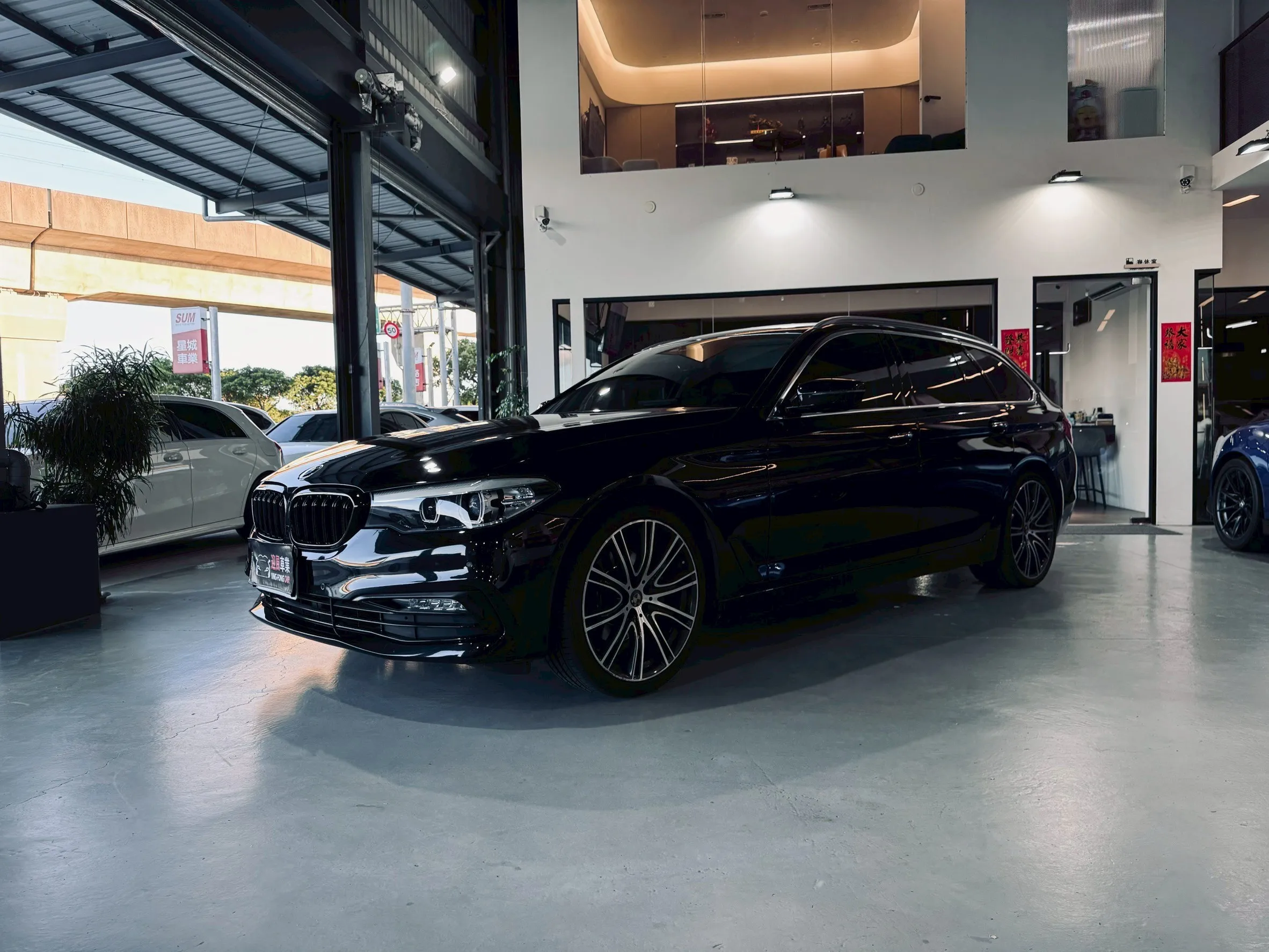⚪ 2018 BMW 520i Touring Luxury 黑色