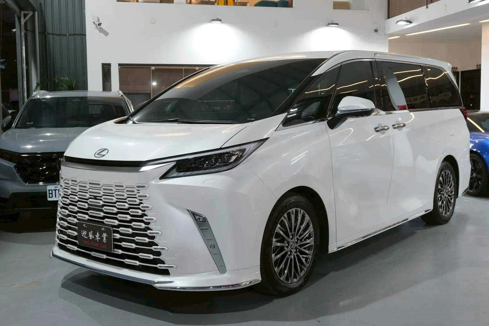 ⚪ 2025 Lexus LM 500h 四人座 白色