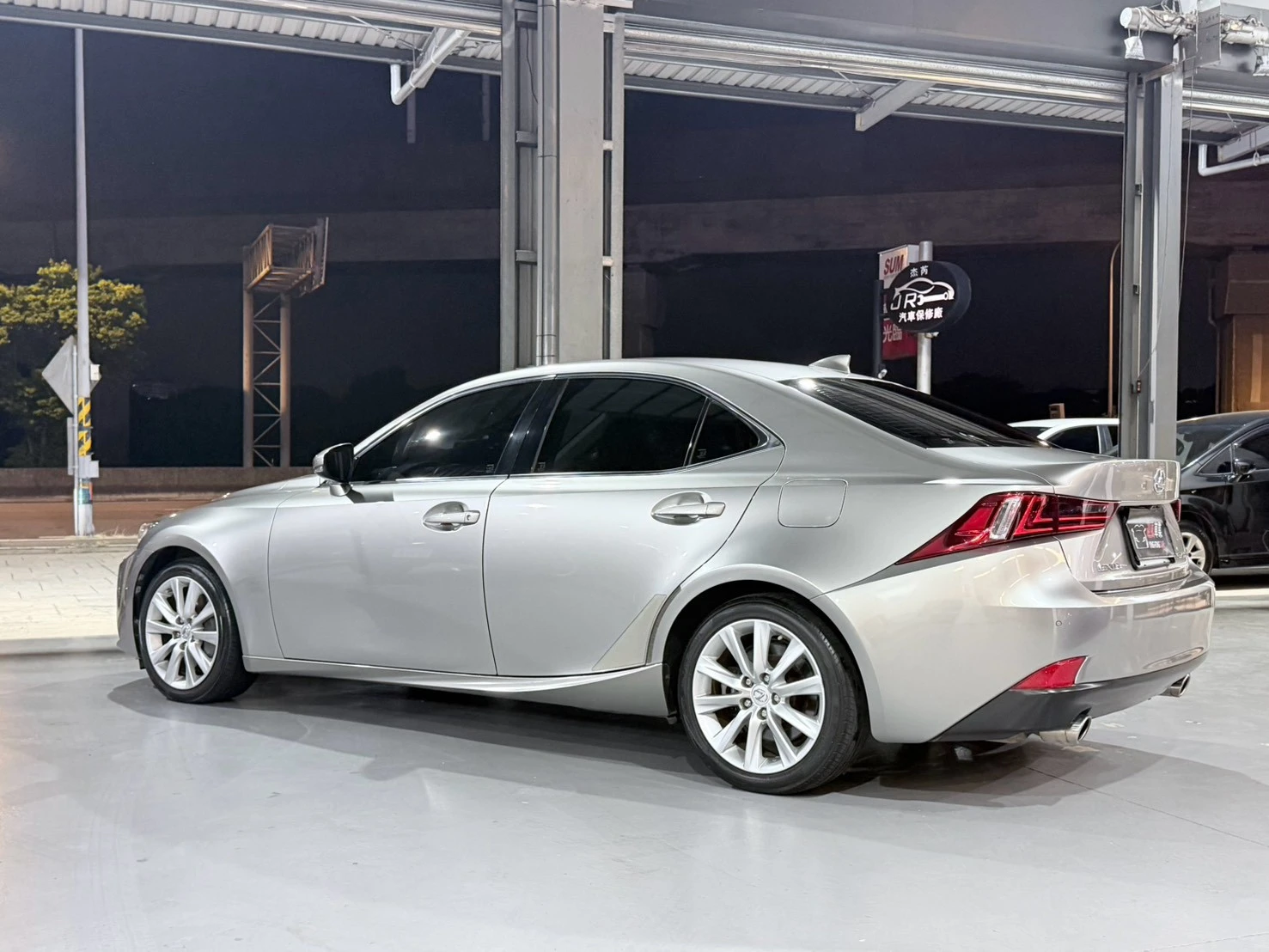 ⚪ 2015 Lexus IS 200t 豪華版 鈦色