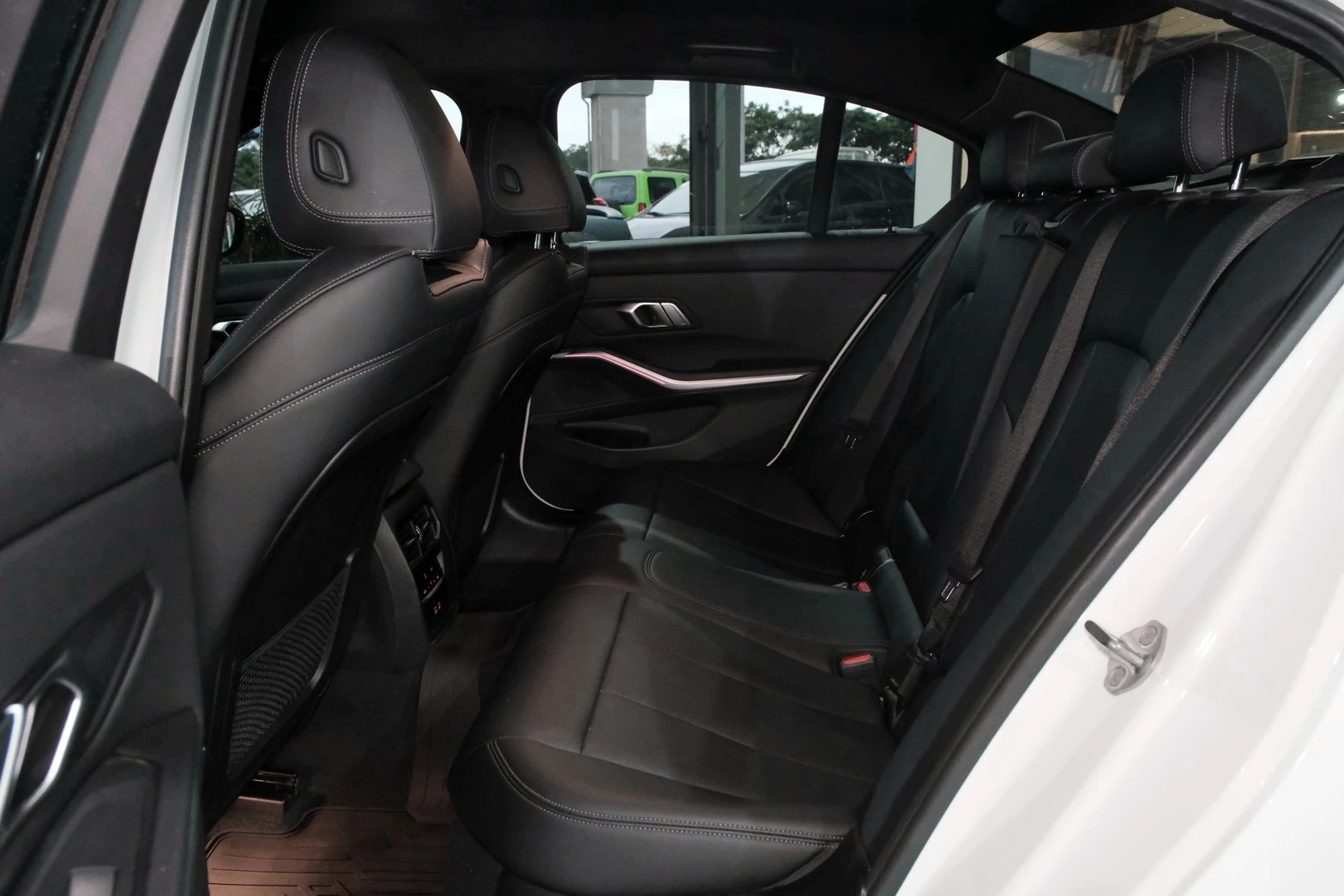 ⚪ 2022 BMW 3-Series Sedan 320i M Sport 白色