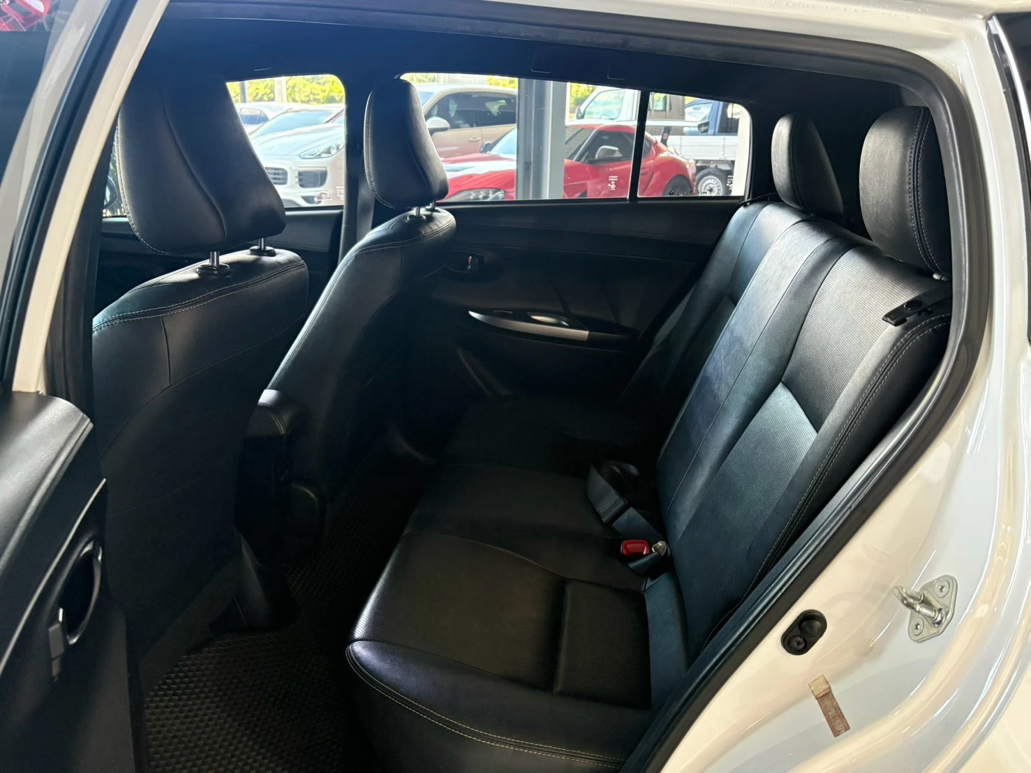 ⚪ 2015 Toyota Yaris 1.5 豪華 白色