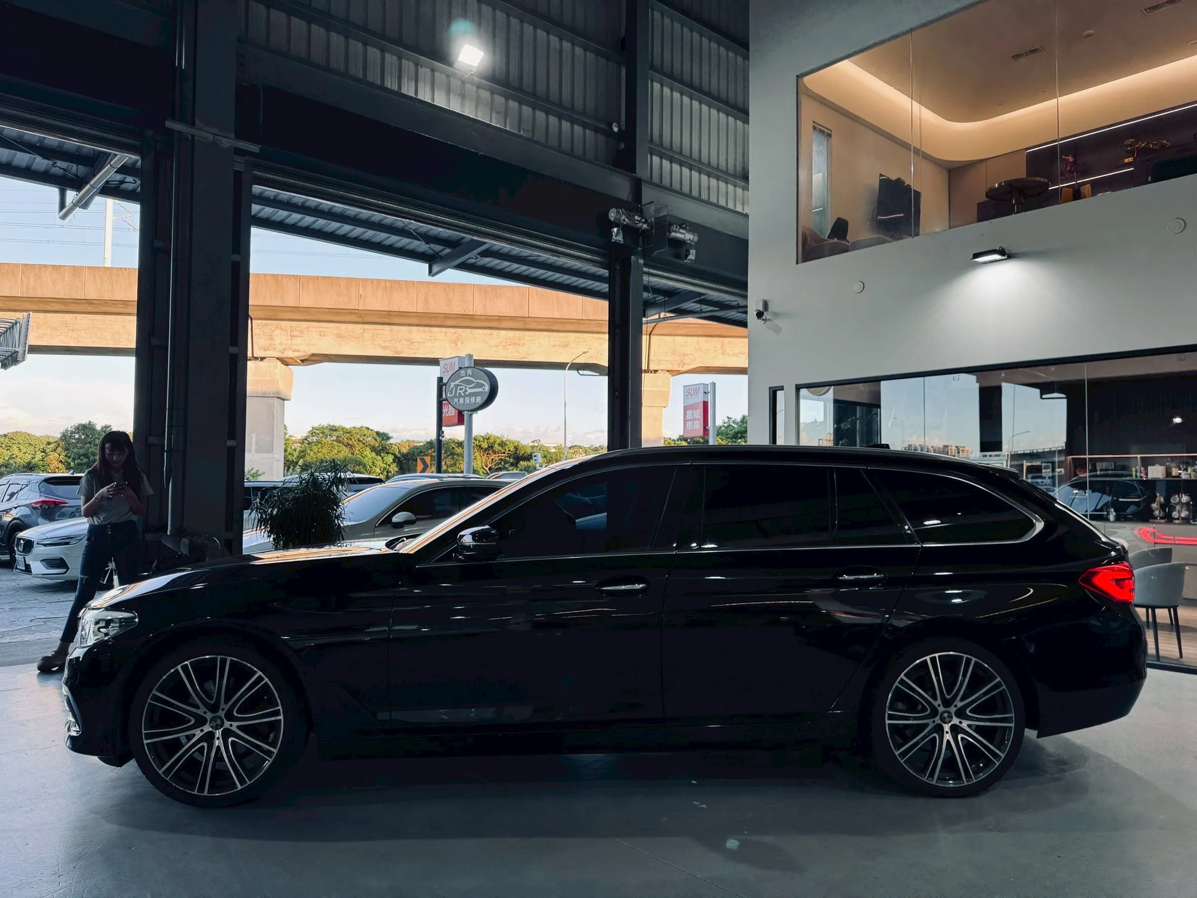 ⚪ 2018 BMW 520i Touring Luxury 黑色