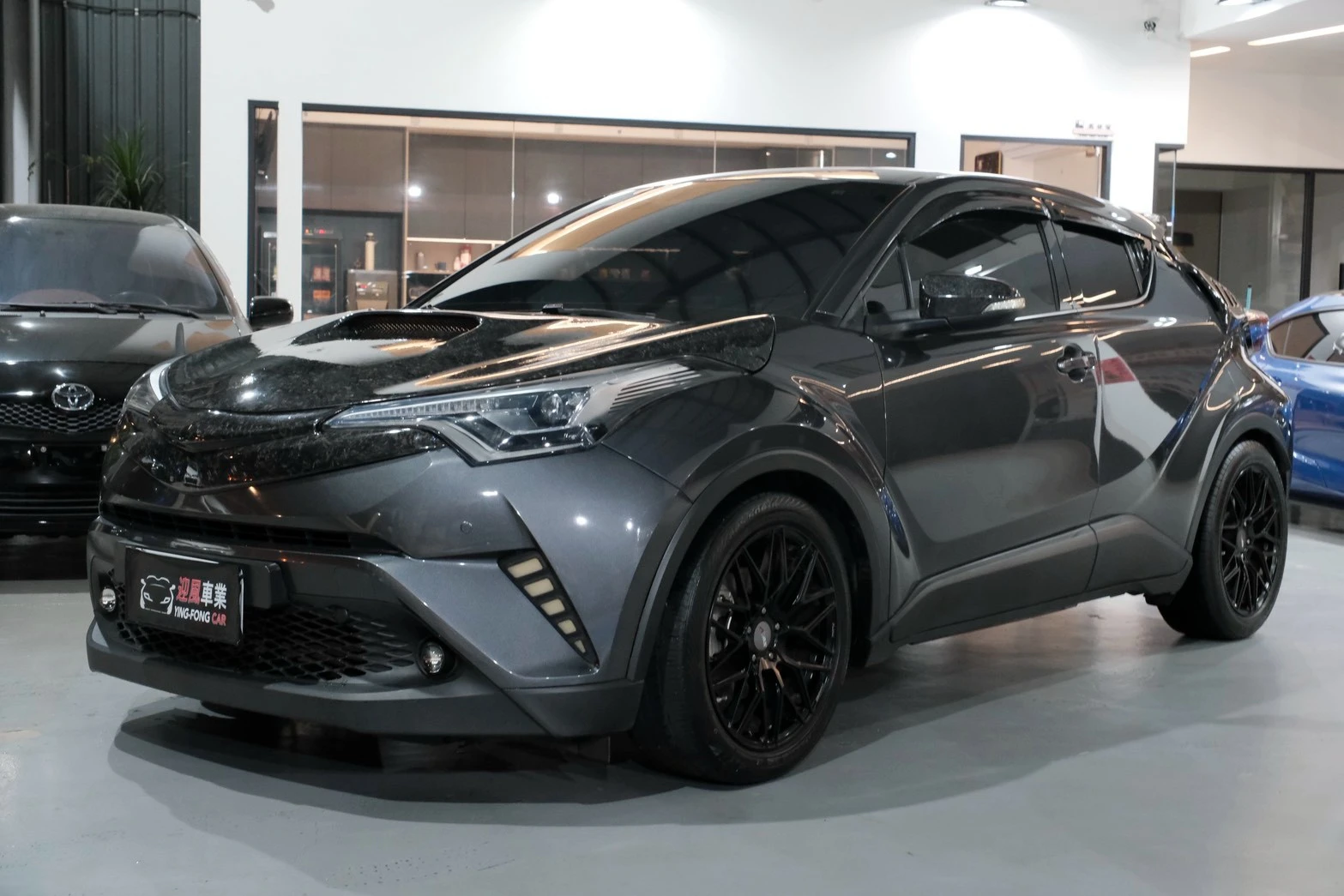 ⚪ 2018 Toyota C-HR 豪華 灰色