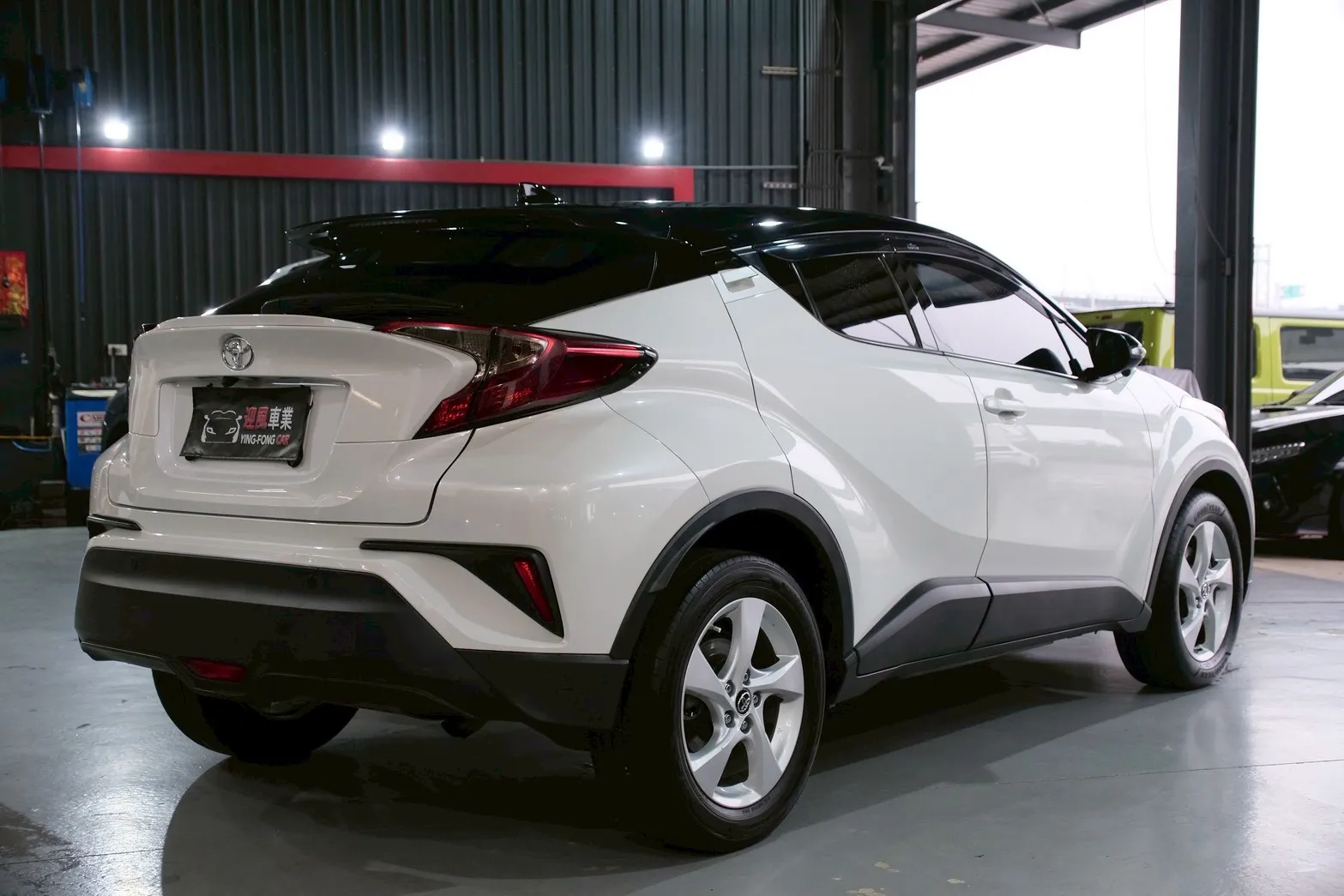 ⚪ 2017 Toyota C-HR 1.2 經典版 黑頂白