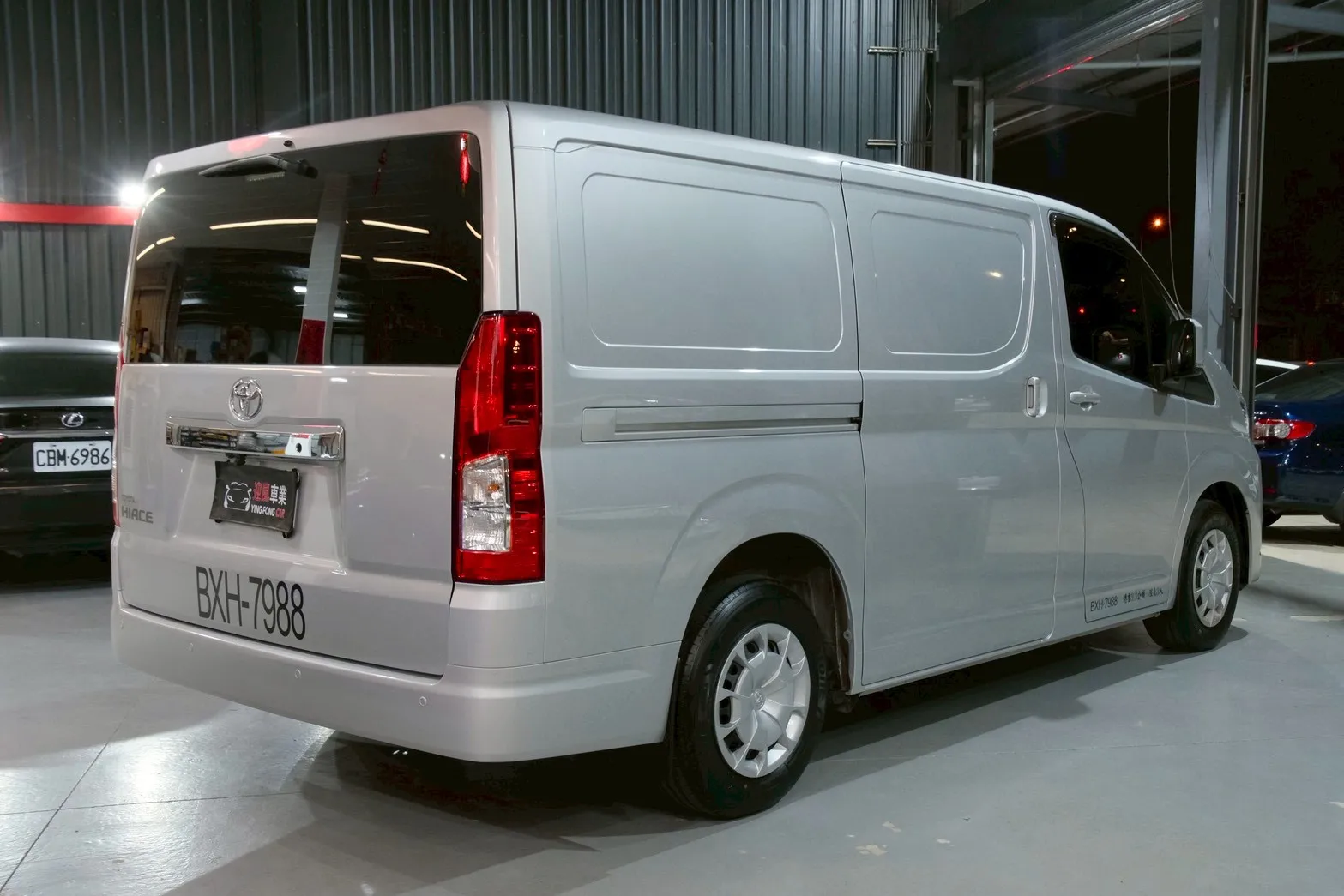 ⚪ 2024 Toyota Hiace 2.8 豪華版 銀色