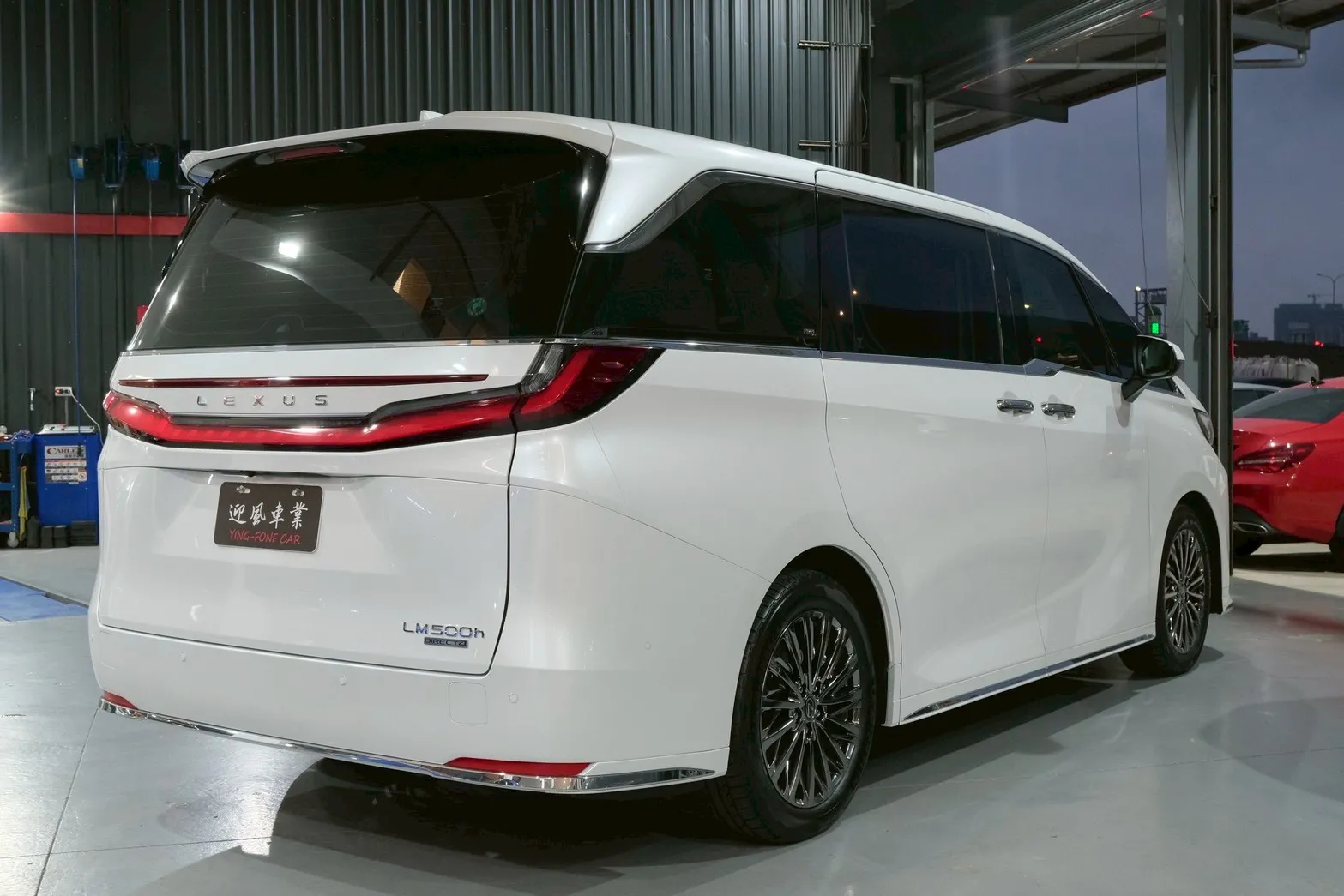 ⚪ 2025 Lexus LM 500h 四人座 白色