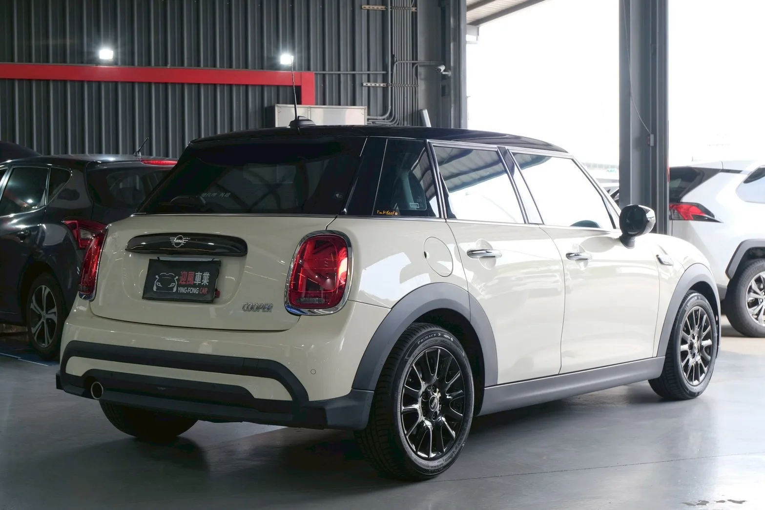 ⚪ 2021 MINI Hatch 5D Cooper 黑頂白