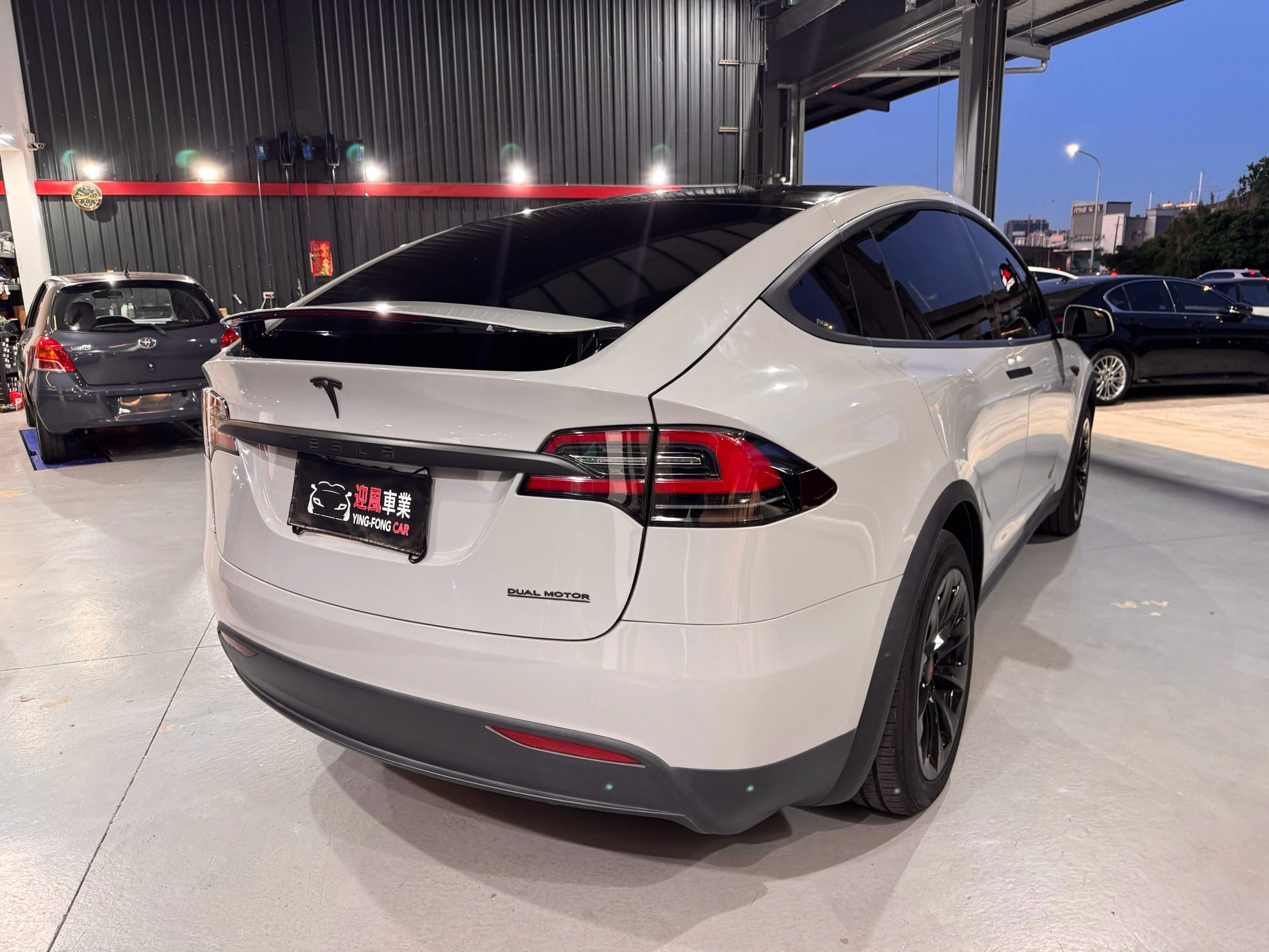 ⚪ 2020 Tesla Model X Performance 白色（水泥灰車衣）