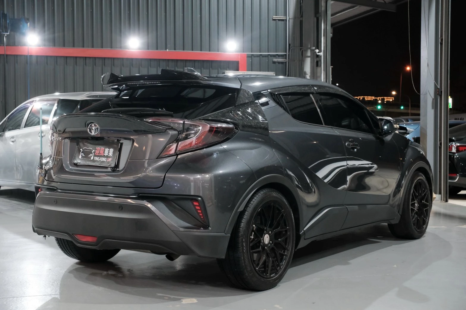 ⚪ 2018 Toyota C-HR 豪華 灰色
