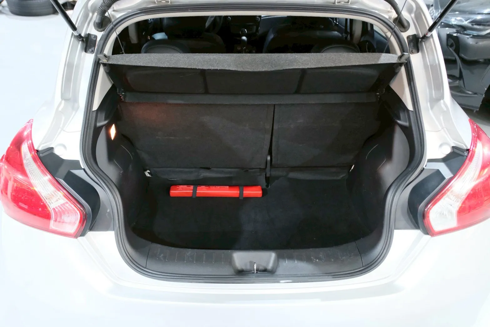 ⚪ 2016 Nissan Tiida 5D 豪華影音版 銀色