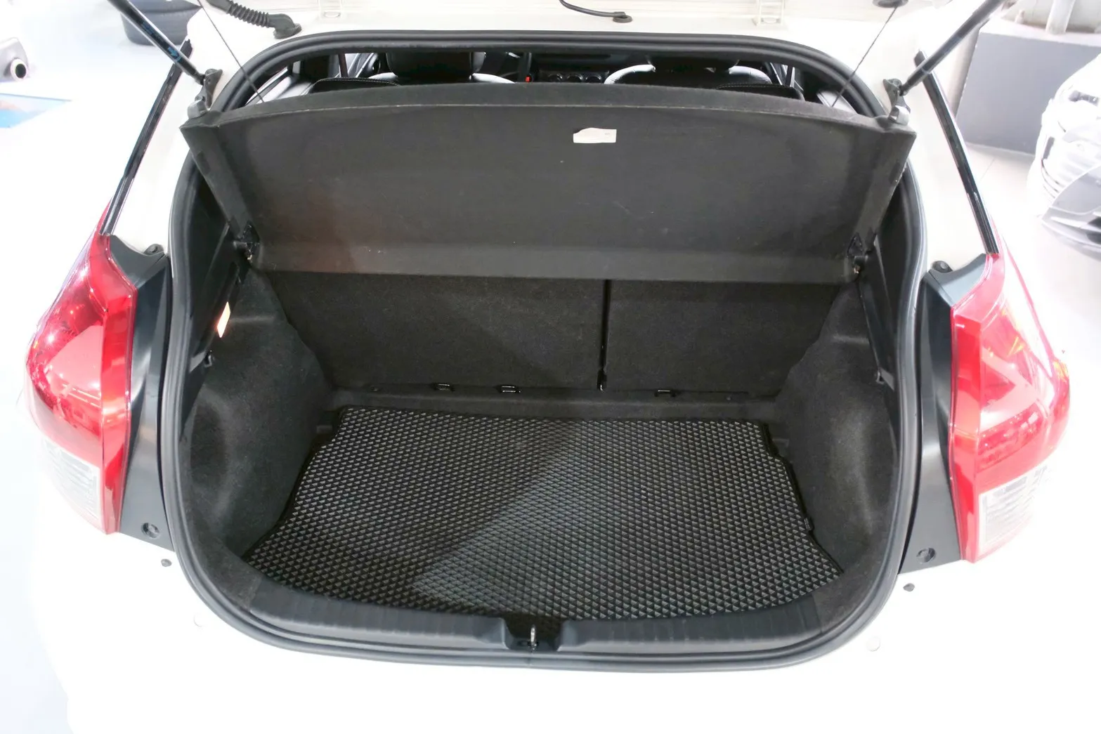 ⚪ 2015 Toyota Yaris 1.5 豪華 白色