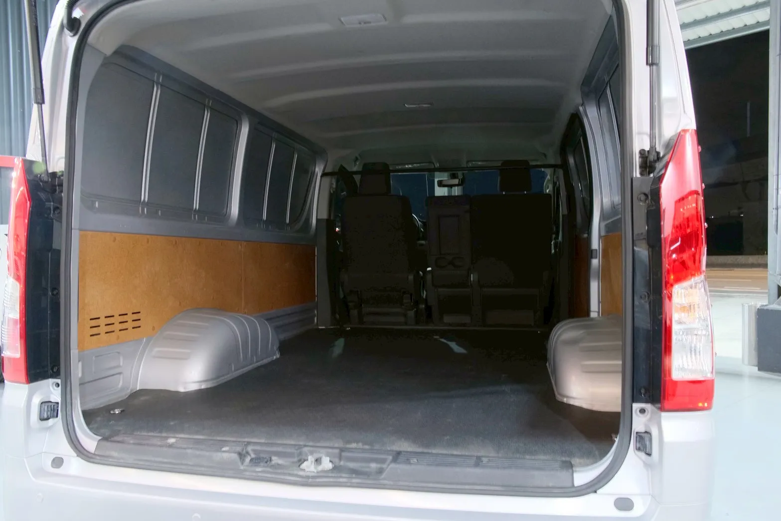 ⚪ 2024 Toyota Hiace 2.8 豪華版 銀色