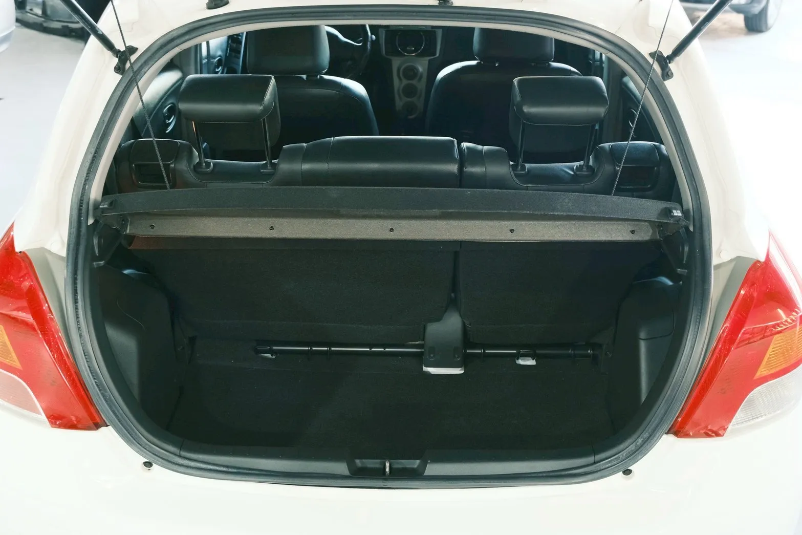 ⚪ 2012 Toyota Yaris 1.5 E 白色