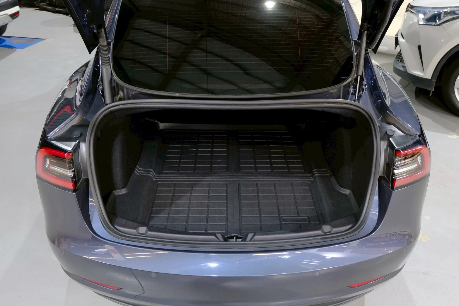 ⚪ 2022 Tesla Model 3 標準版 灰色