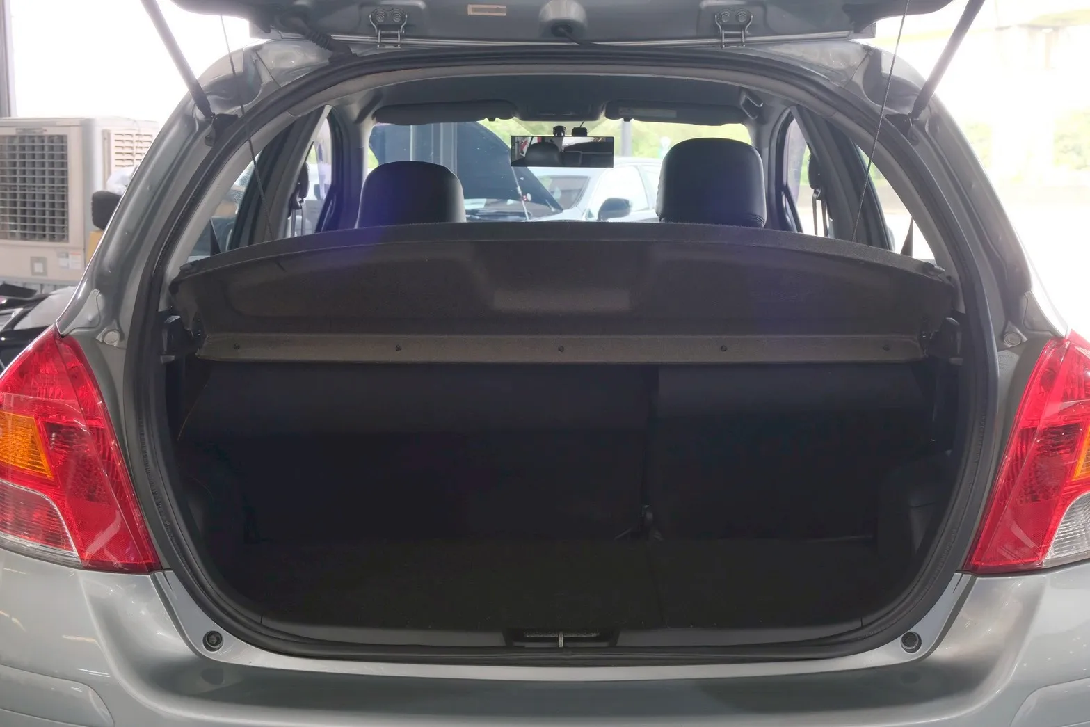 ⚪ 2010 Toyota Yaris 1.5G 灰色