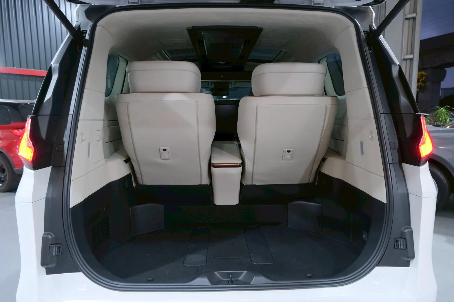 ⚪ 2025 Lexus LM 500h 四人座 白色