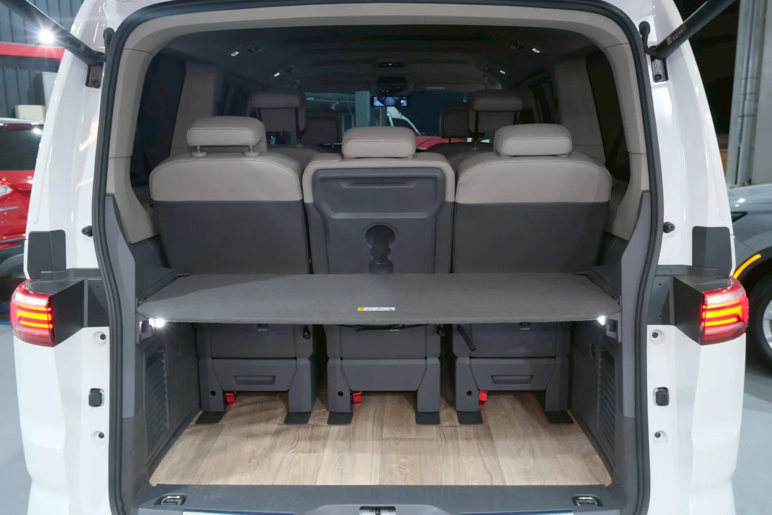 ⚪ 2023 Volkswagen Multivan 2.0 TSI Style 白色