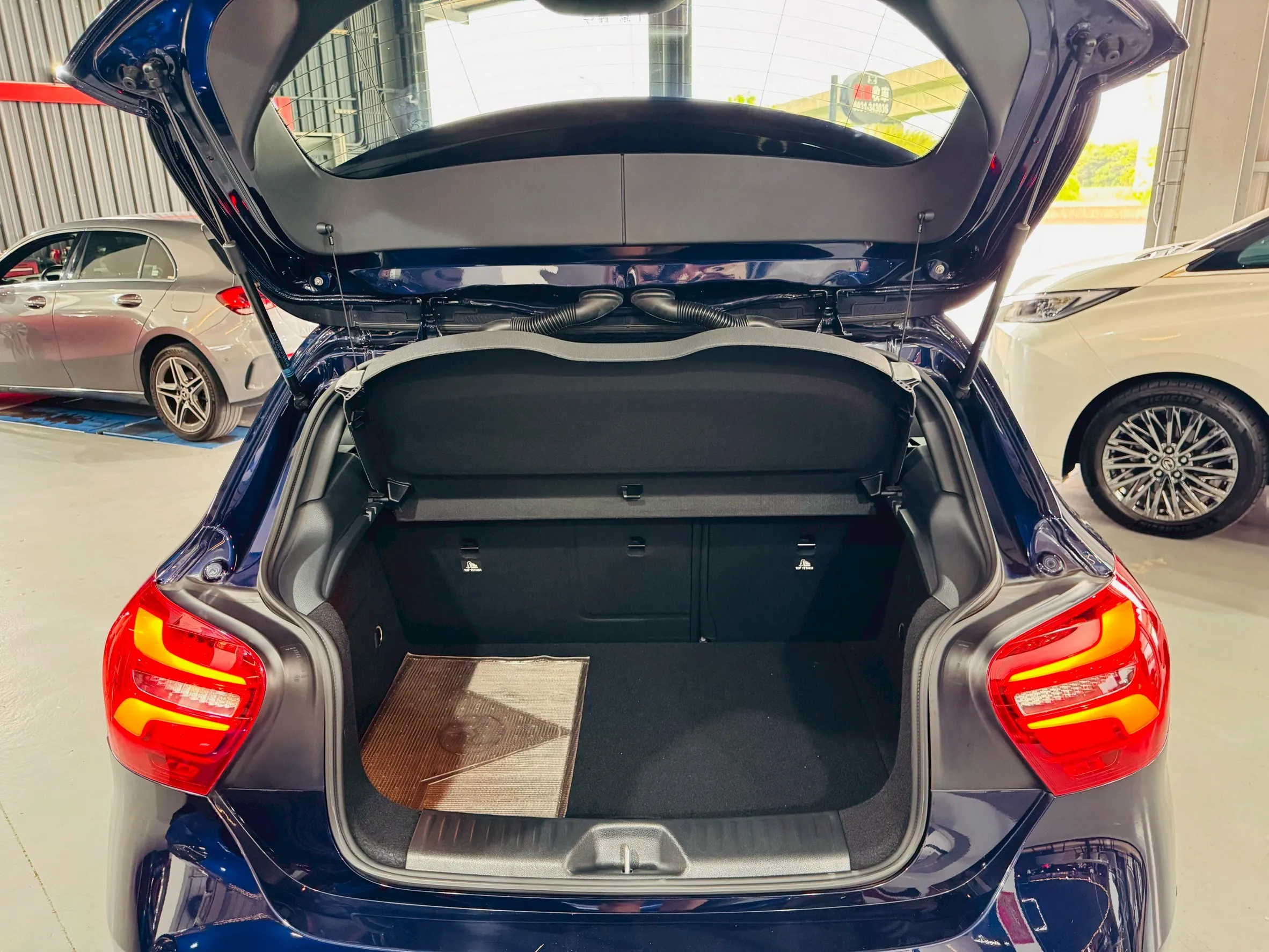 ⚪ 2017 Benz A180 1.6 渦輪 藍色