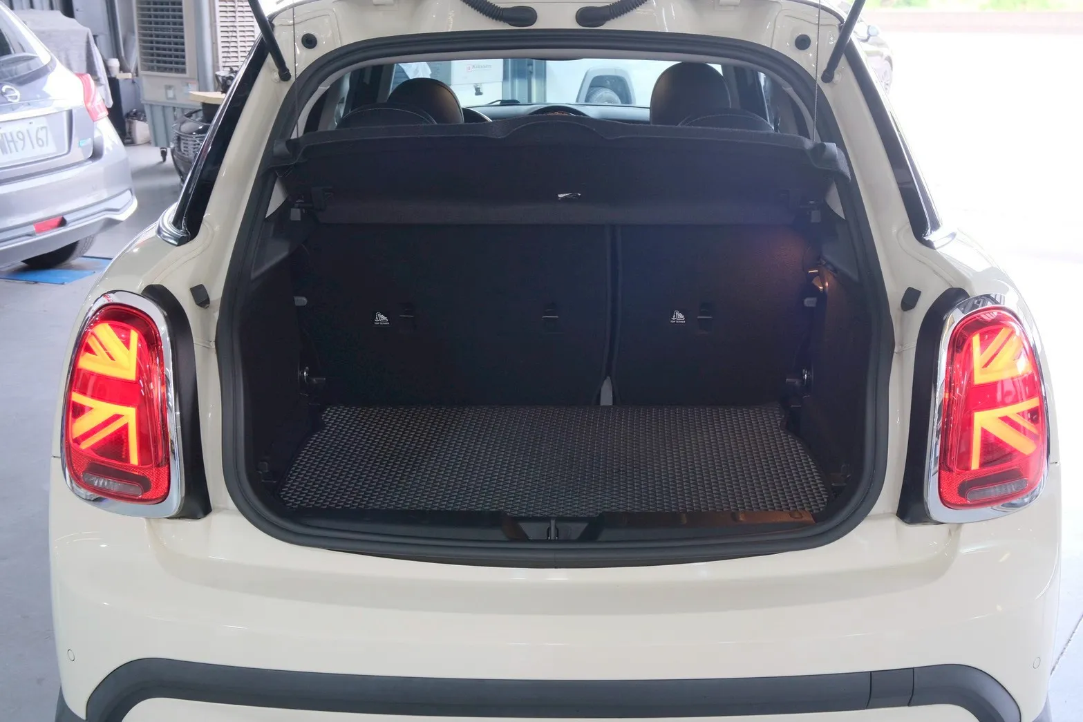 ⚪ 2021 MINI Hatch 5D Cooper 黑頂白