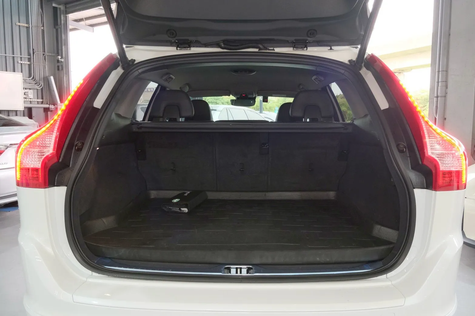 ⚪ 2017 Volvo XC60 T5 豪華版 白色